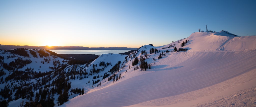 Palisades Tahoe_Sunrise Panorama_(c): Palisades Tahoe