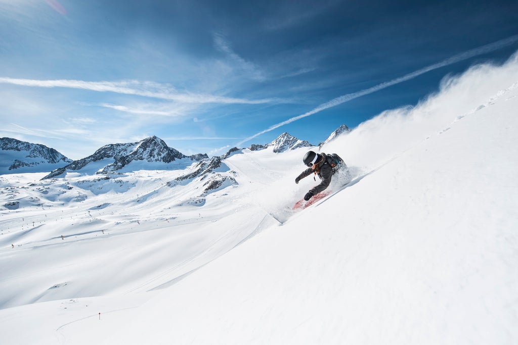 Stubaier Gletscher_Snowboarder Carving_Powder_(c): Andre Schönherr
