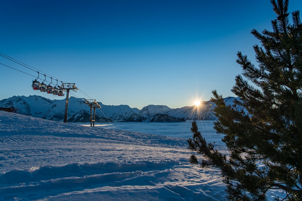 Alpe d Huez_Morning Slope and Peaks_(c): Lionel Royet / Alpe d'Huez Tourisme