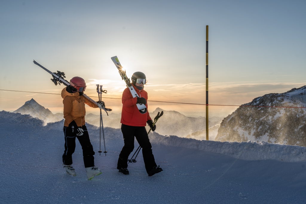 Saas Fee_Skiers Heading to the Slopes_(c): Filme von Draussen, Saastal Tourismus AG