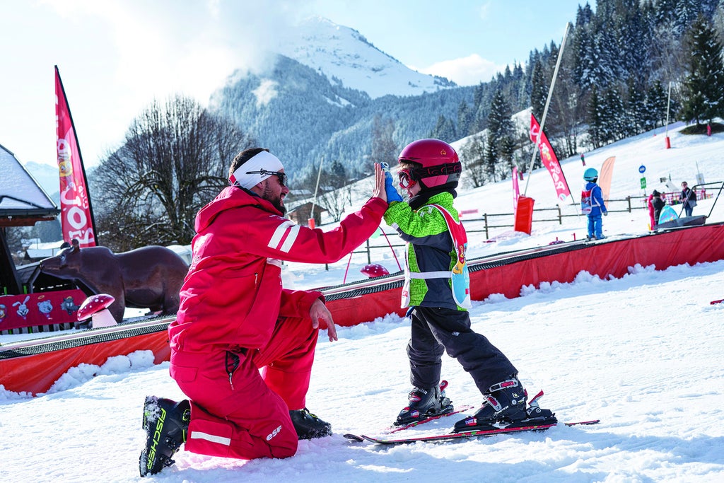 Morzine_Child High-Fives Ski Instructor_(c): ESF Morzine