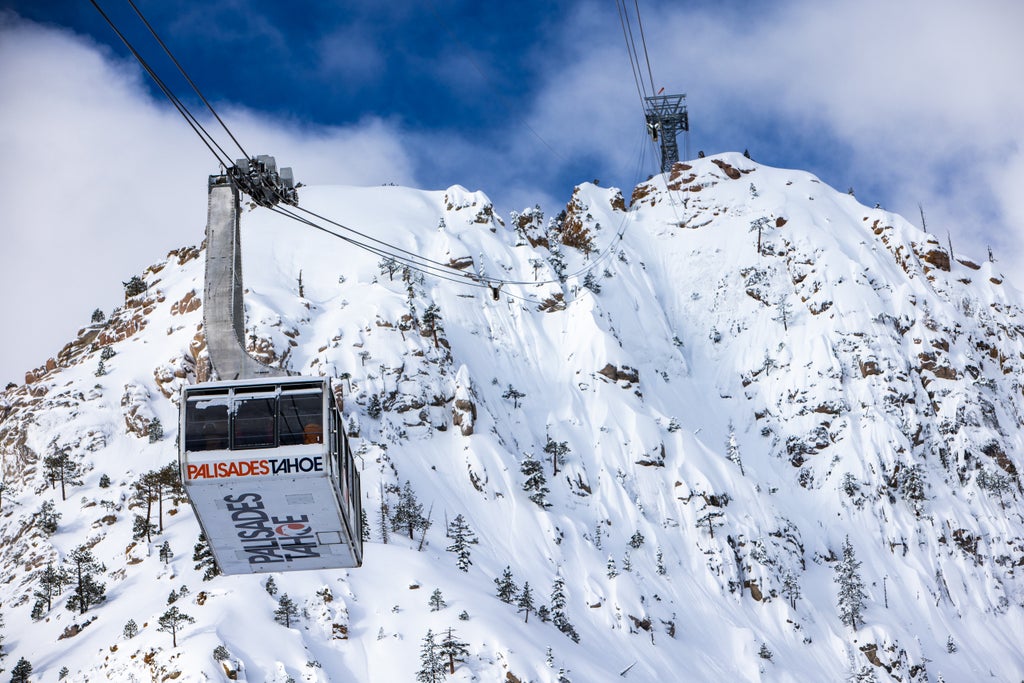 Palisades Tahoe_Aerial Tram Ascend_(c): Grant Kaye