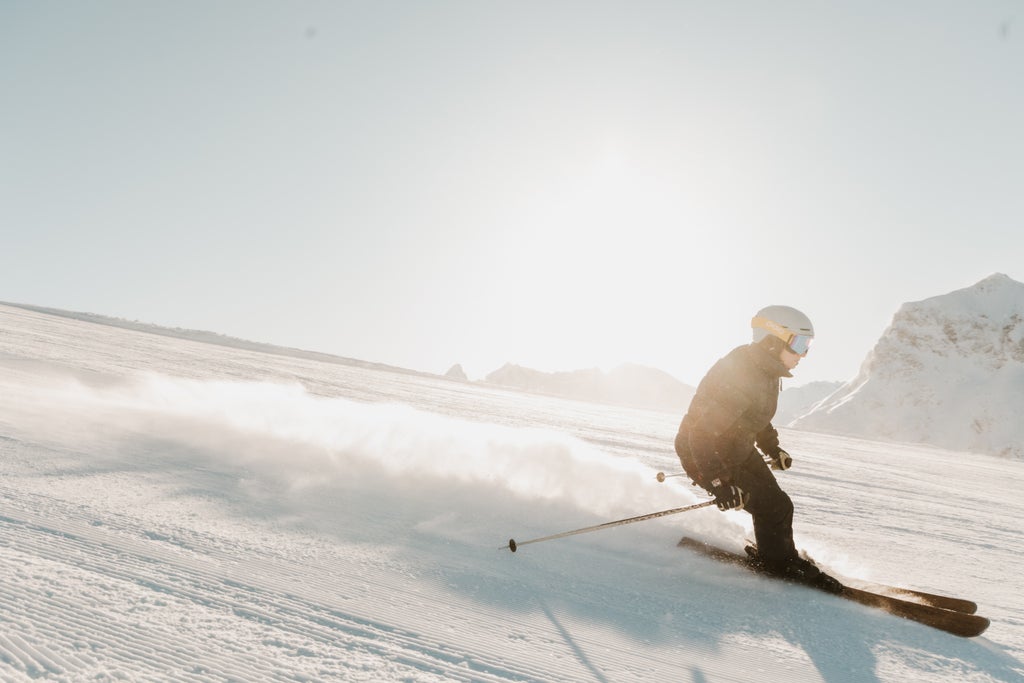 Lech Zürs_Skier Carving on Sunlit Slope_(c): Dominic Kummer - Lech Zürs Tourismus Gmbh
