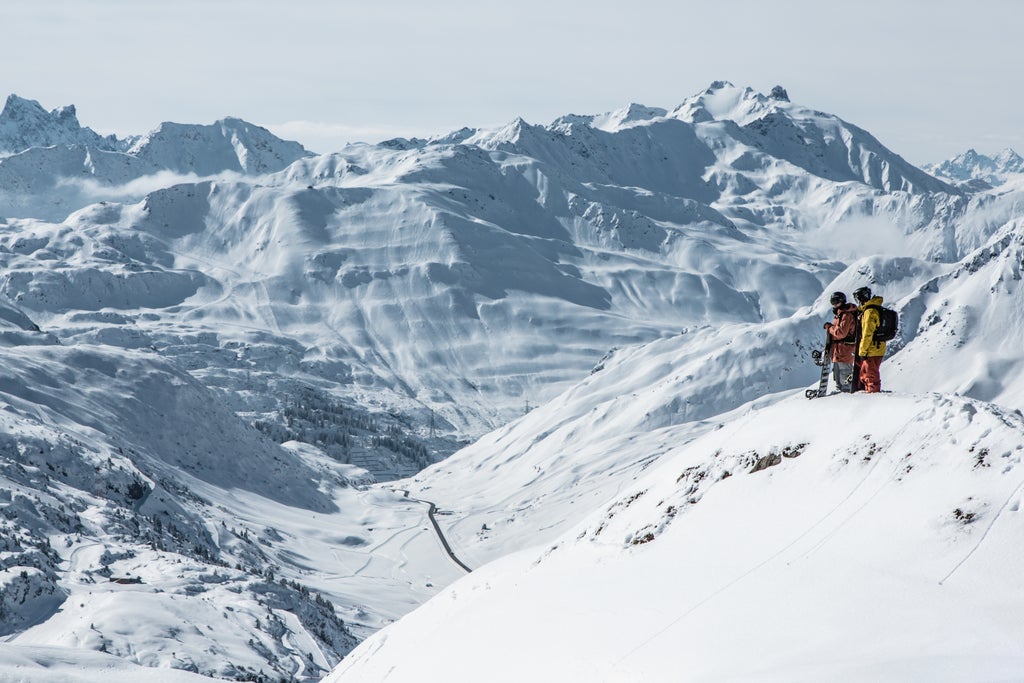 Lech Zürs_Snowboarders Overlooking Alpine Valley_(c): Christoph Schöch - Lech Zürs Tourismus