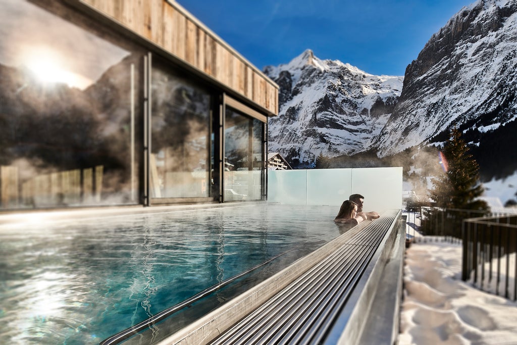 Grindelwald_Spinne Hotel Infinity Pool_Couple_(c): Wellness Hotel Spinne Grindelwald