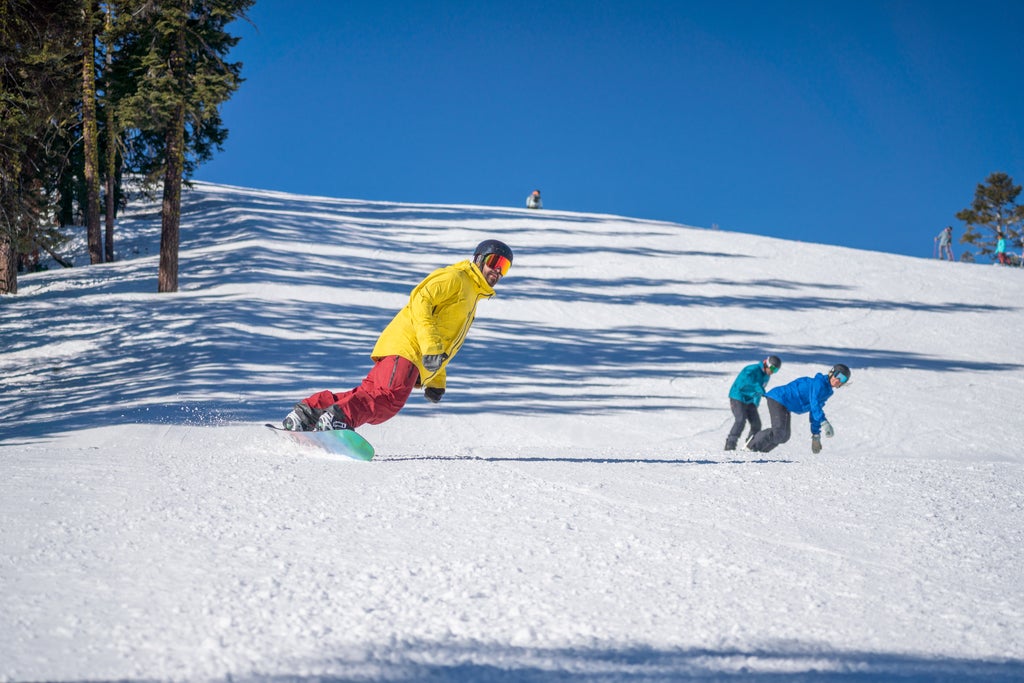 Northstar California_Snowboarder_Carve_(c): Northstar Resort