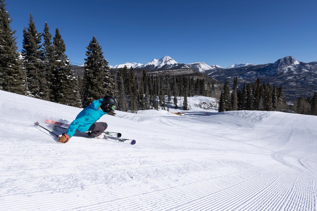 Purgatory_Skiing_Bluebird Carving_(c): Scott DW Smith