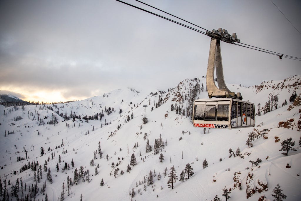 Palisades Tahoe_TramSunrise_(c):  Grant Kaye