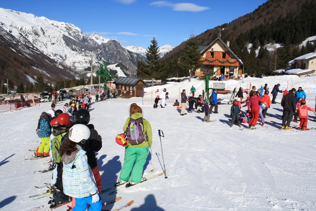 Le front de neige et le départ des téléskis du Col d'Ornon