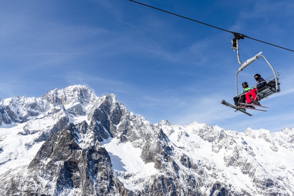Courmayeur_Scenic Chairlift Ride to Slopes_(c): Giacomo Buzio