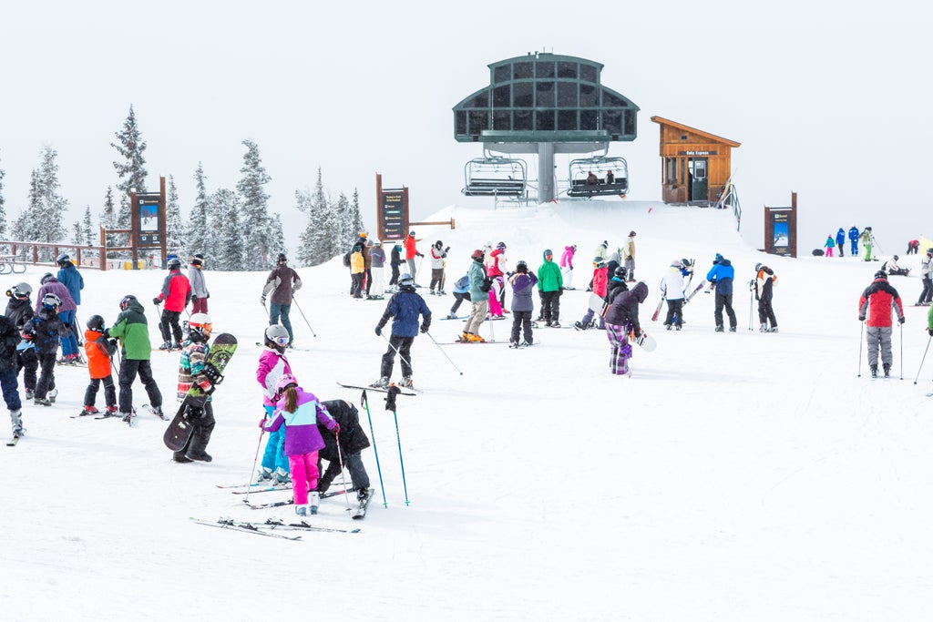 Keystone_Chairlift Base Crowd on Cloudy Day_(c): Shutterstock