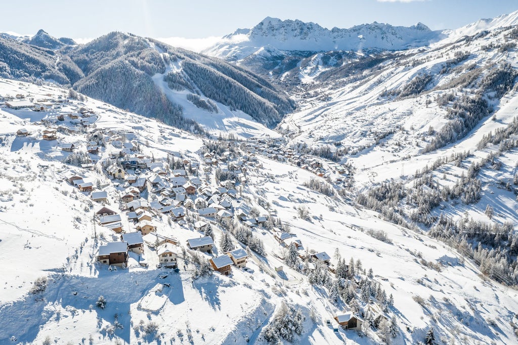 Vars_Winter Village Panorama_(c): Remi Morel