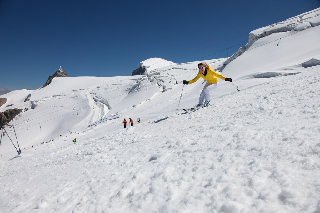Cervino Ski Paradise_Smiling Skier on High‑altitude Slopes_(c): Enrico Romanzi/Regione Autonoma Valle d'Aosta
