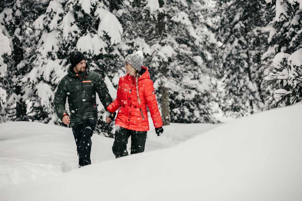 St. Anton am Arlberg_Couple Snowfall Walk_(c): Arlberg Marketing GmbH / Christoph Schoech