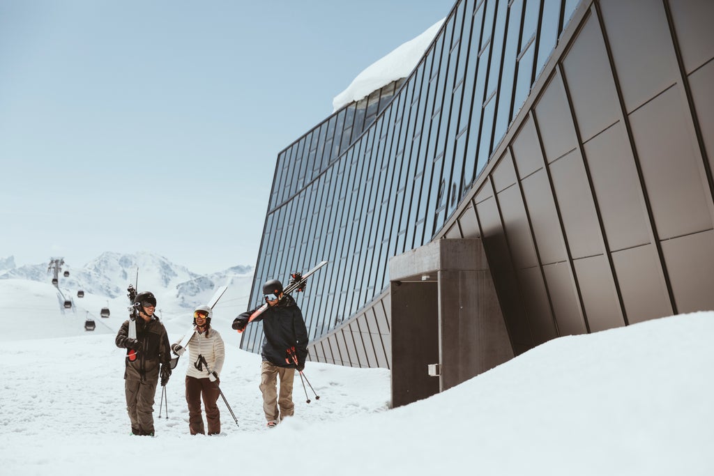 St. Anton am Arlberg_Skiers at Gondola Base_(c): Arlberg Marketing / Christoph Schoech