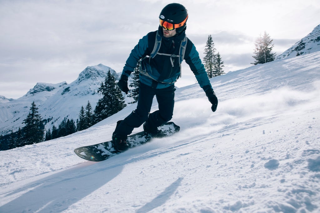 Lech Zürs_Snowboarder Riding Alpine Slope_(c): Daniel Zangerl - Lech Zürs Tourismus