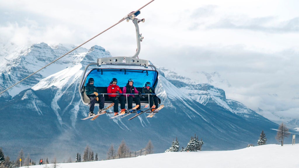 Lake Louise Ski Resort_Skiers Chairlift Ride_(c): SkiBig3 / Sam Hamilton