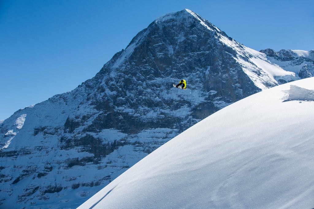 Grindelwald_First Mountain Snowboarder Jump on Off-Piste Powder_(c): Jungfrau Region Tourismus
