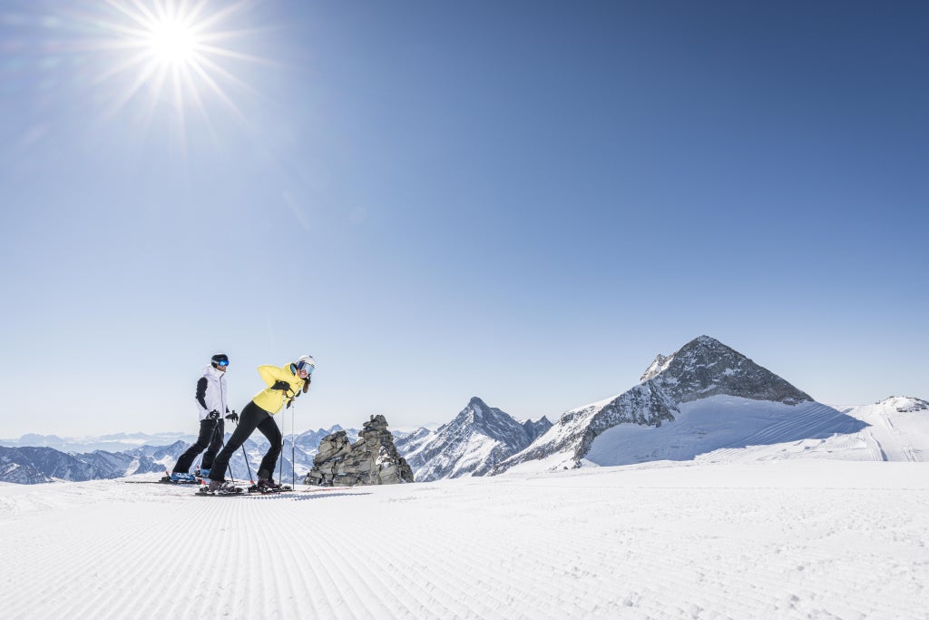 Hintertuxer Gletscher_Skiers on Groomed Slope_(c): shootandstyle.com