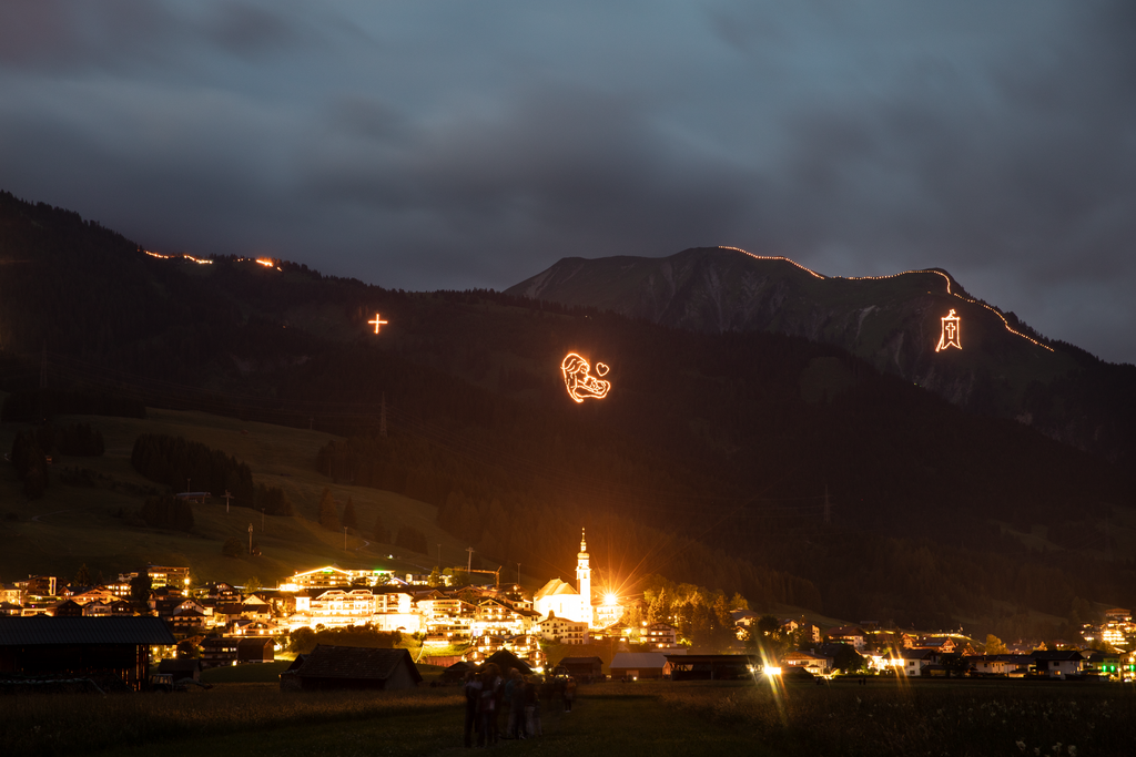 Sonnwendfeuer Zugspitzarena, Blick auf Lermoos Tirol Werbung Soulas Oliver Keine Ortsangabe-1