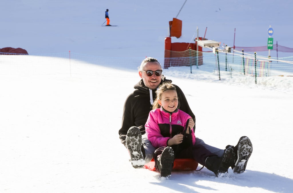 Morzine_Dad and Daughter Sledding_(c): V.T.L Photography