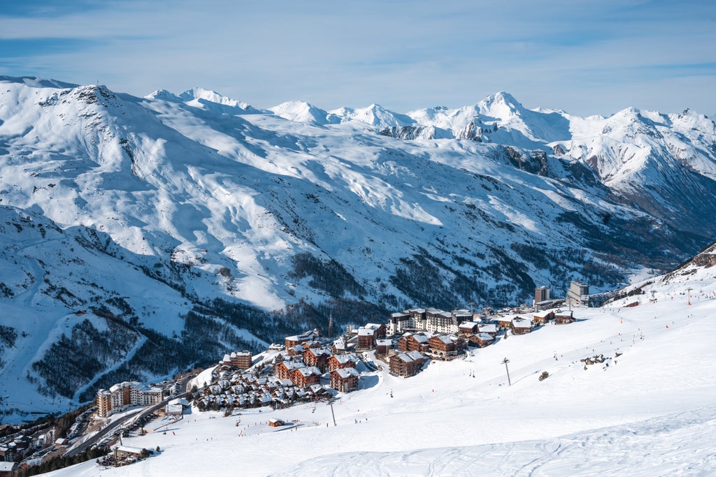 Les Menuires_Panoramic Winter Village and Slopes_(c): Alexis Brot / Les 3 Vallees