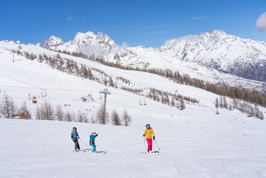 Puy St Vincent_Woman Guiding Kids Ski Lesson_(c): Rogier van Rijn