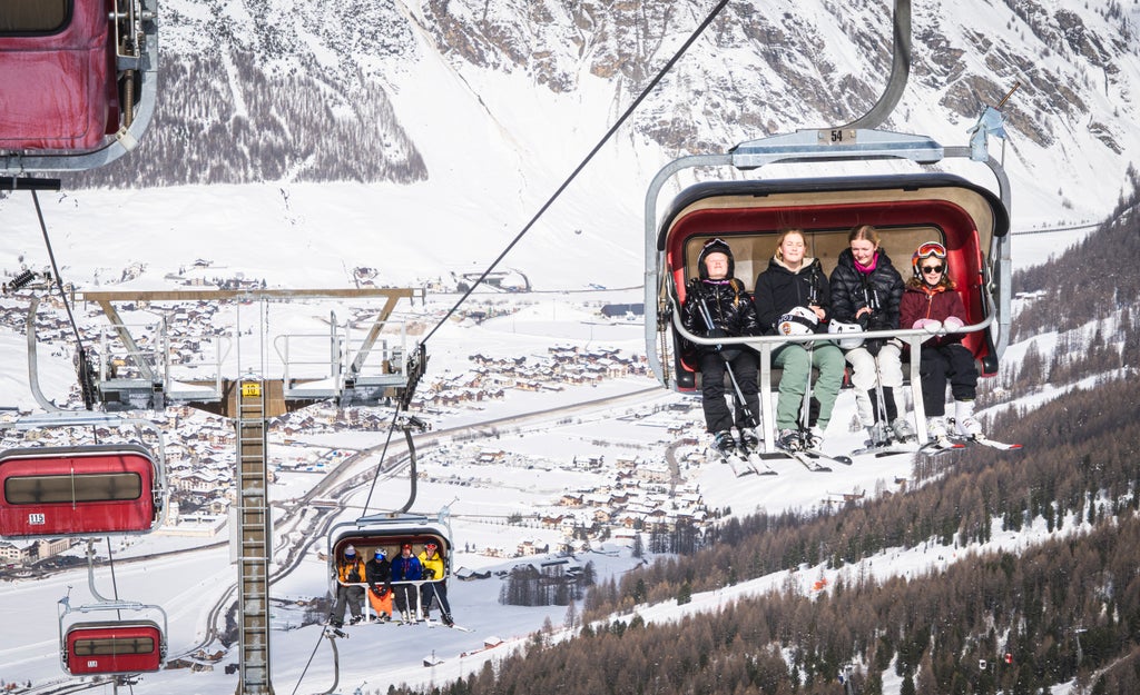 Livigno_Skiers Riding Chairlift_(c): APT Livigno