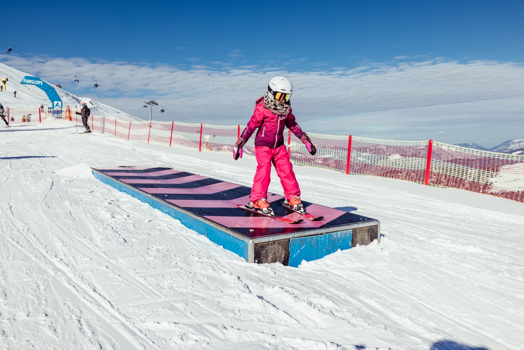 Alpbach_Young Girl Snowpark Jumps_(c): Alpbachtal Tourismus / Shootandstyle