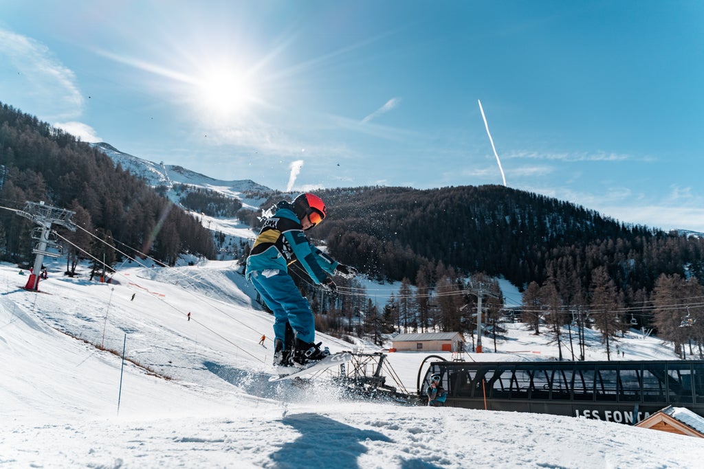 Les Orres_Snowpark Kid Snowboard Jump_(c): Willy Camus