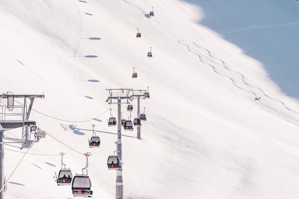 Les 2 Alpes_Off-piste Lines under Gondola_(c): Luka Leroy / Les 2 Alpes