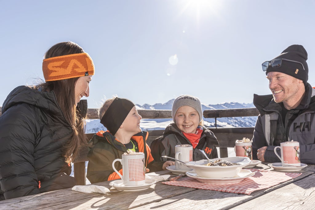 Genuss auf der Hütte Terrasse Familie low©ski juwel alpbachtal wildschoenau Alpbachtal Tourismus shootandstyle.com Alpbach