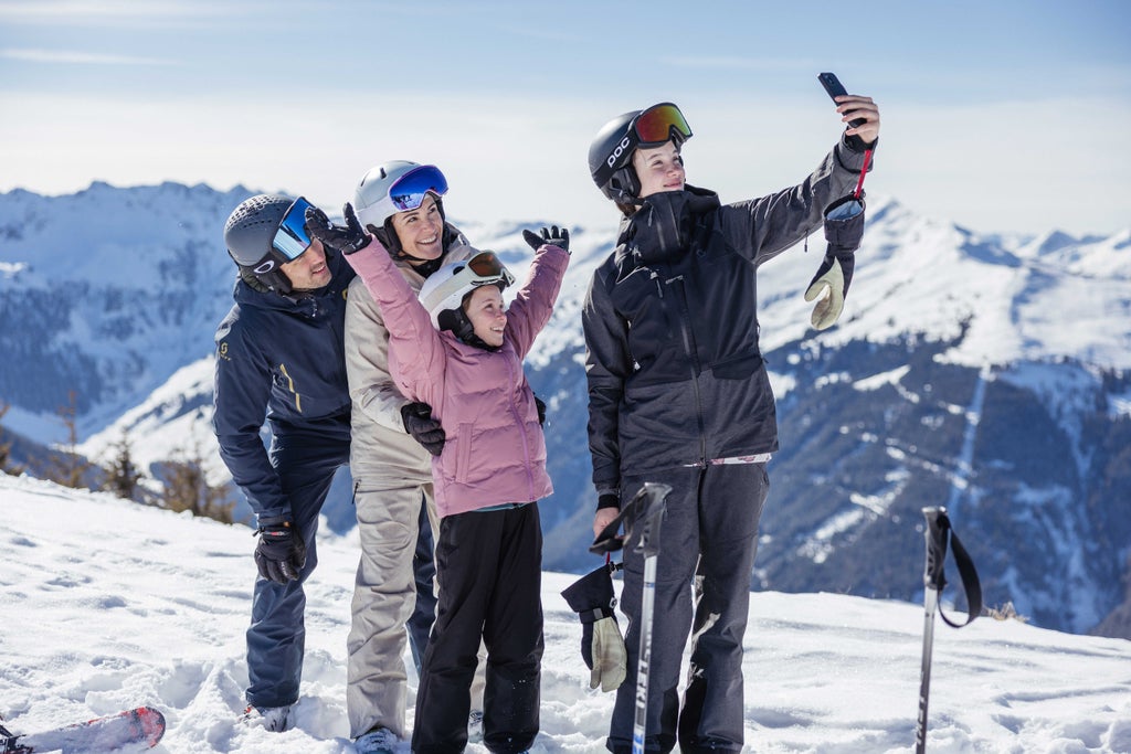 Family Fotopoint Spot Ausblick Bergwelt©ski juwel alpbachtal wildschoenau Alpbachtal Tourismus shootandstyle.com Alpbach