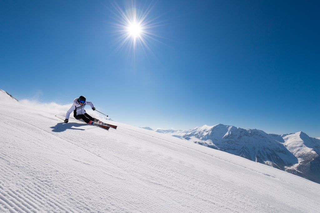 Orcières Merlette_Skier Carving on Groomed Slope_(c): Gilles Baron