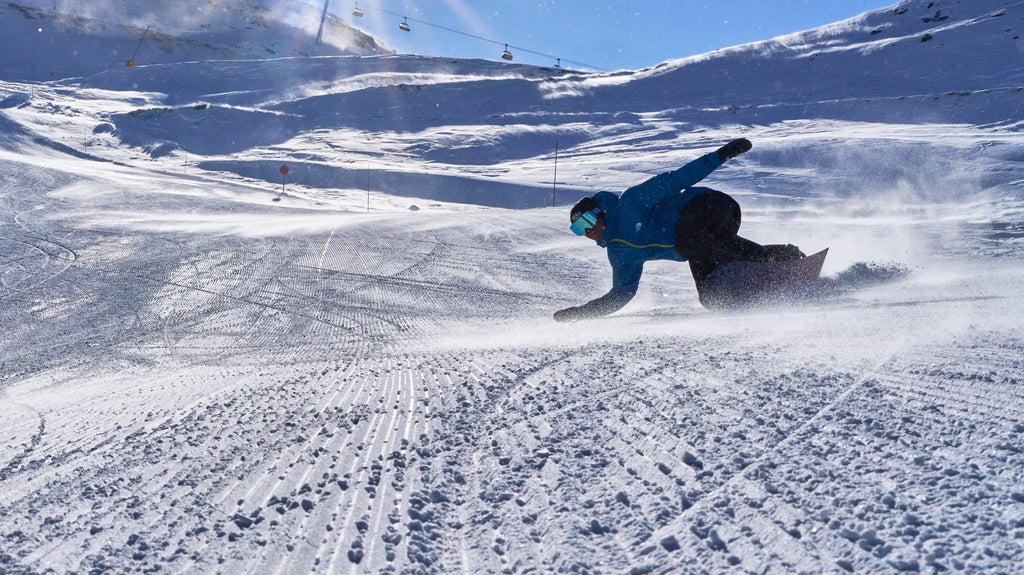 Cervino Ski Paradise_Snowboarder carving_(c): Gianluca Gobbi