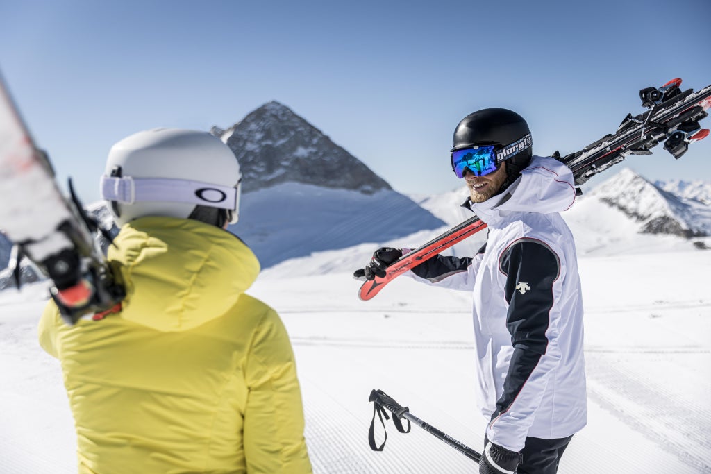 Hintertuxer Gletscher_Skiers Heading to Slopes_(c): shootandstyle.com