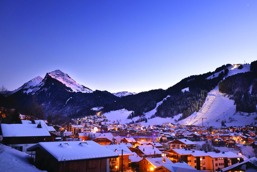 Morzine_Village Dusk View_(c): EVOQ / JB Bieuville