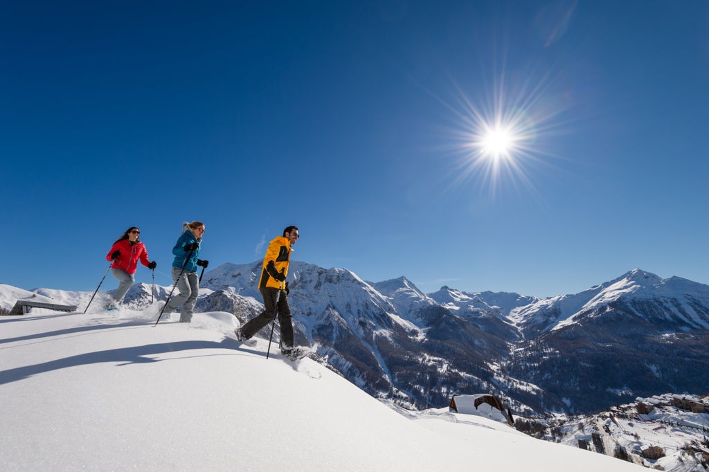 Orcières Merlette_Snowshoe Hiking through Untouched Snow_(c): Gilles Baron