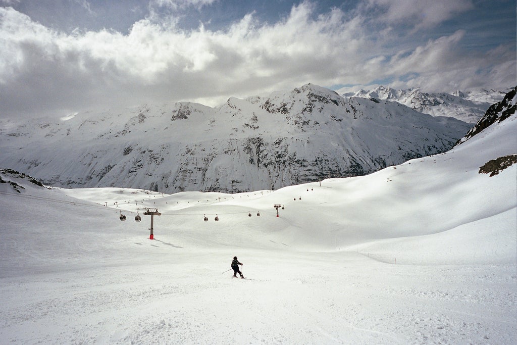 Sölden_Skier Cruising on Wide Slope_(c): Tirol Werbung_Moore Casey