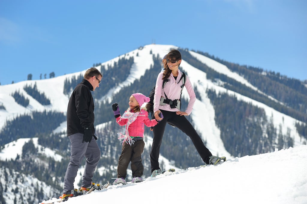 Sun Valley_Snowshoe_Family_(c): Tory Taglio Photography