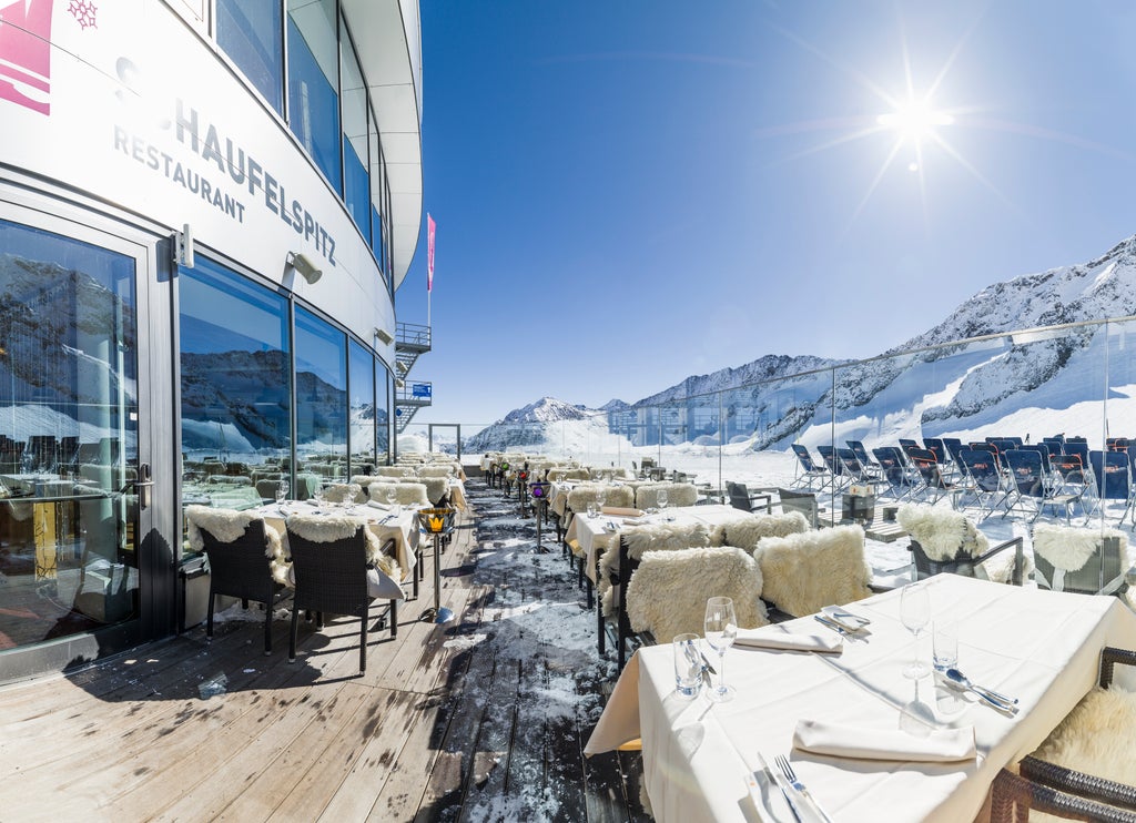 Stubaier Gletscher_Schaufelspitz Restaurant Outdoor Terrace_(c): Andre Schönherr