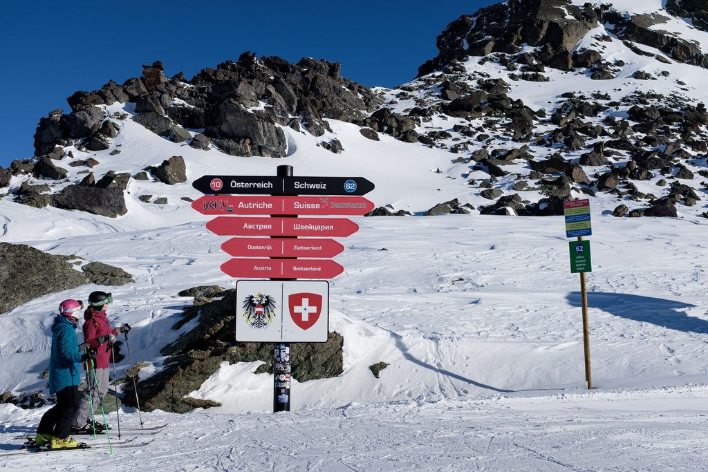 Ischgl_ Austria - Switzerland Border Sign_(c): Tirol Werbung / Herbig Hans