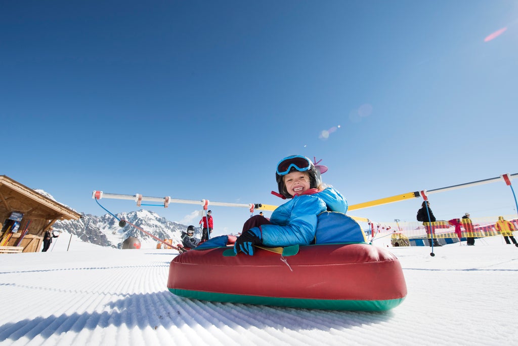 Stubaier Gletscher_Kid on Tubing Carousel_(c): Andre Schönherr