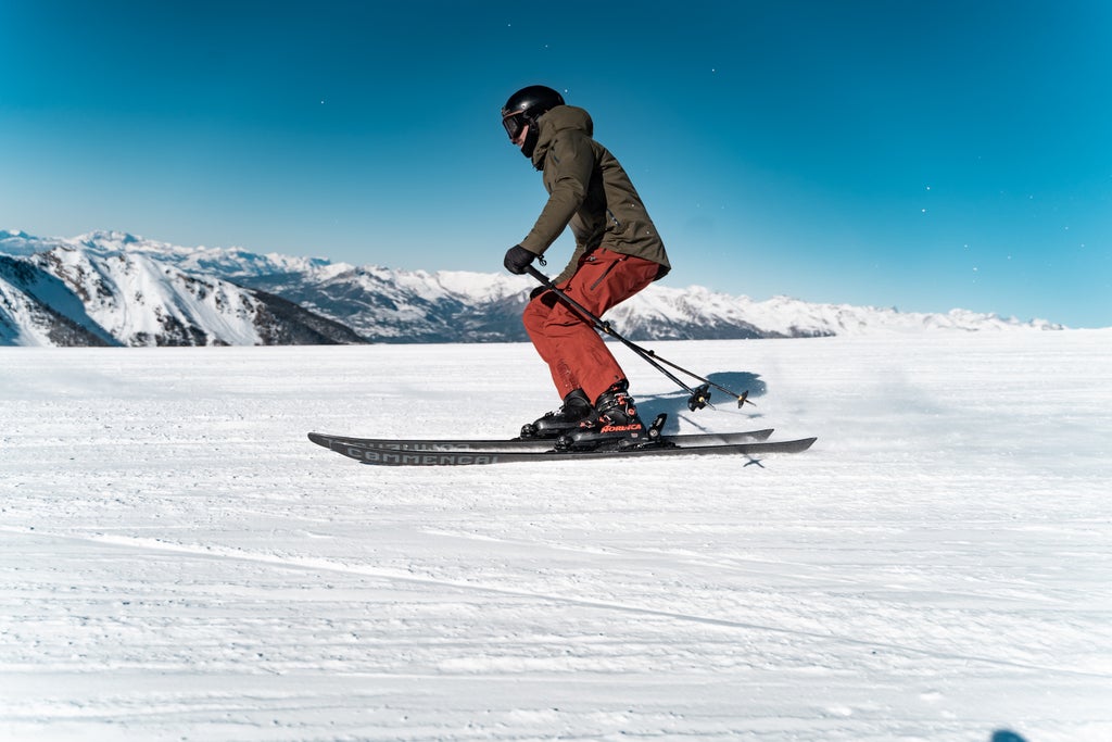 Les Orres_Skier Carving_Sunny Day_(c): Willy Camus