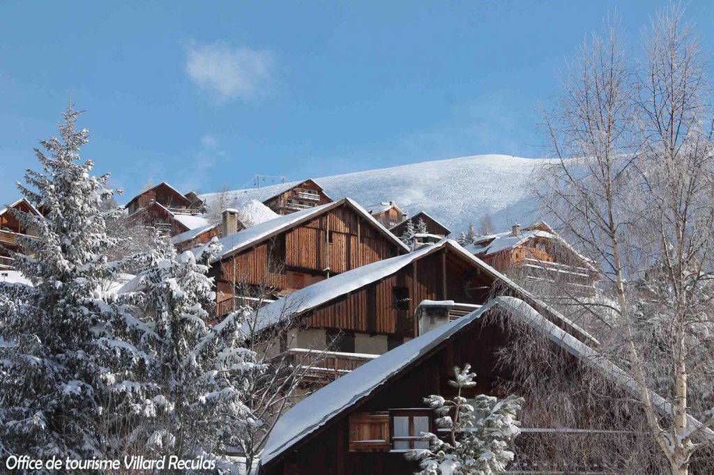 Vue sur les chalets de Villard Reculas à proximité des pistes de ski