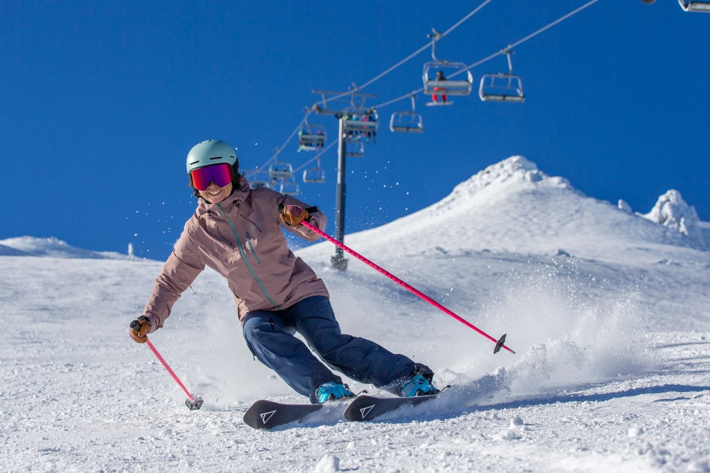 Mt. Bachelor_Bluebird_Ski Turn_(c): Jon Tapper