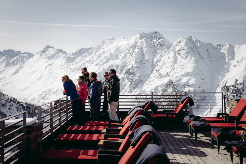 Ischgl_Admiring Alpine Views from Alpenhaus VIP Lounge_(c): Tirol Werbung / Jarisch Manfred