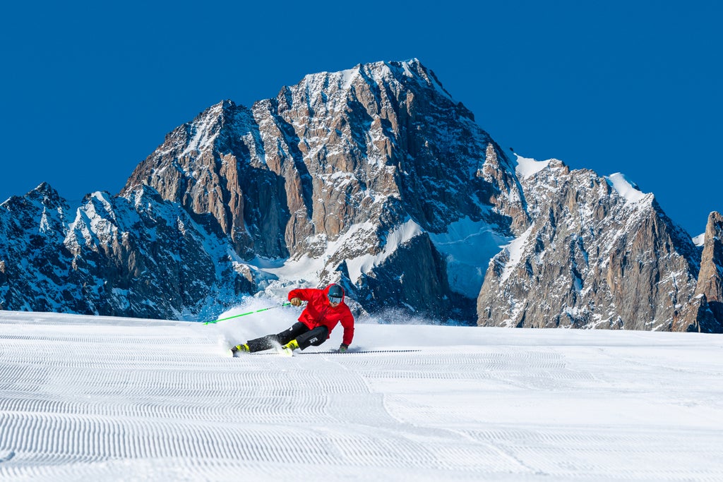 Courmayeur_Skier Carving_(c): Courmayeur