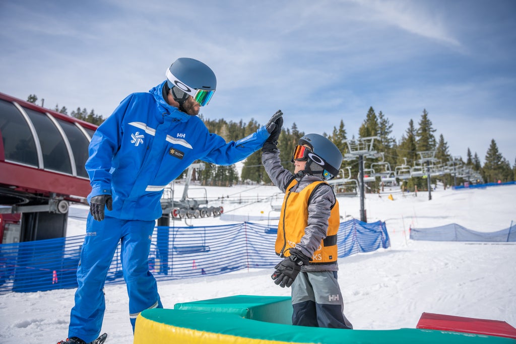 Northstar California_Ski Instructor_High Five_(c): Chris Bartkowski