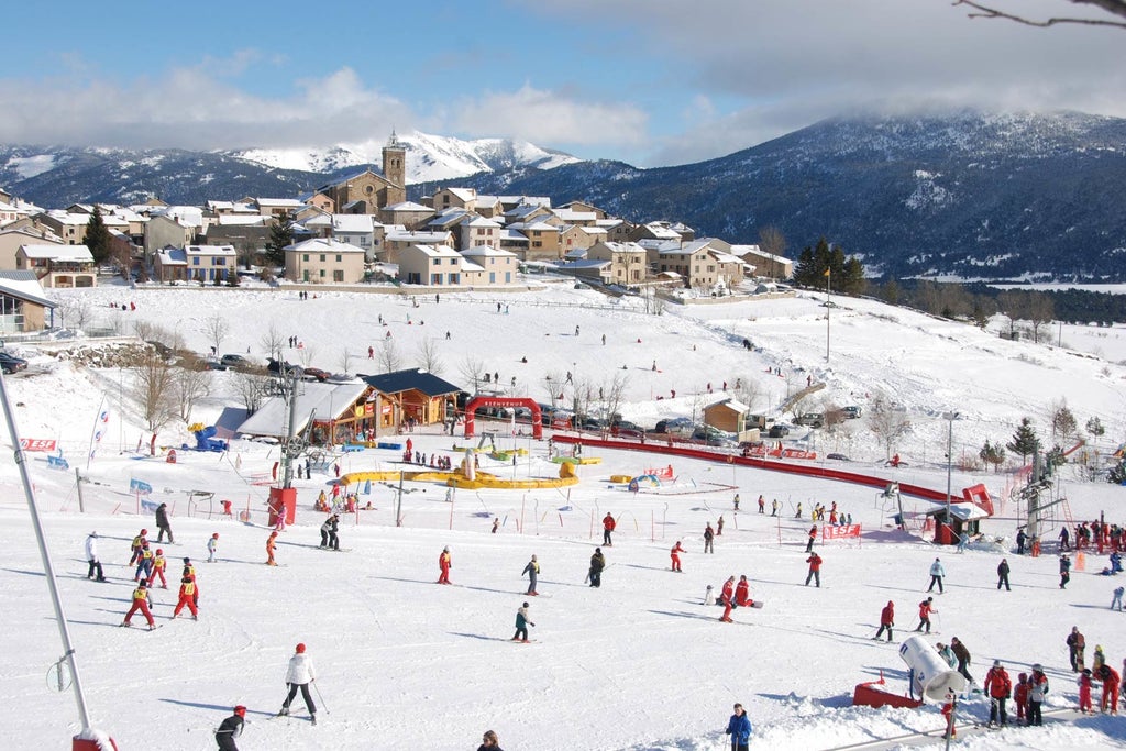 Le front de neige des Angles avec le village en arrière plan